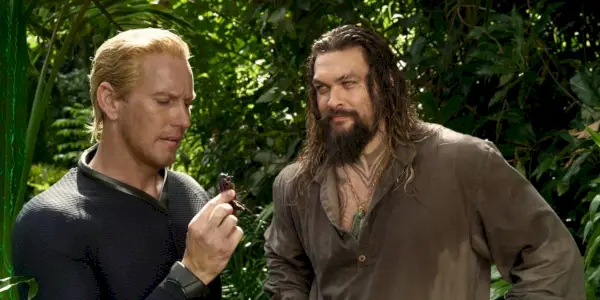 Arthur le da a Orm una cucaracha para que se la coma en la jungla en Aquaman y el Reino Perdido