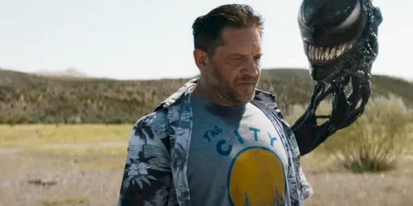 Eddie Brock (Tom Hardy) i Venom rozmawiają na pustyni w filmie Venom: Ostatni taniec