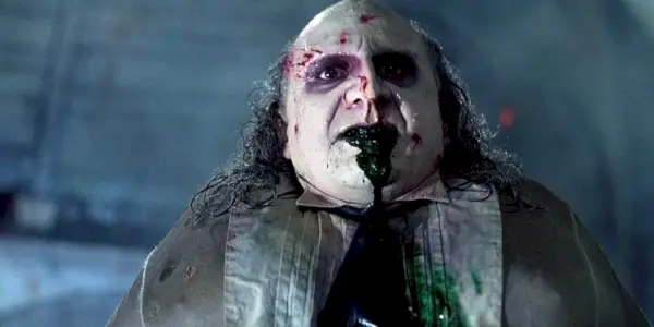Danny Devito nei panni del Pinguino morente in Batman Returns