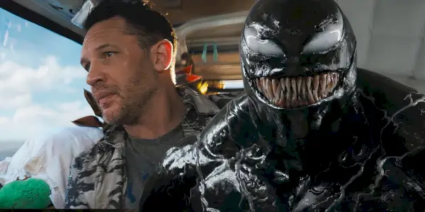 Uma imagem dividida de Eddie Brock olhando pela janela e Venom sorrindo em Venom The Last Dance