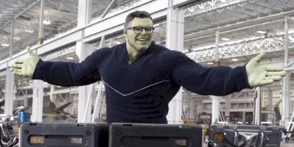 Mark Ruffalo jako profesor Hulk w grze końcowej z rozłożonymi ramionami