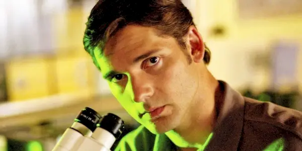 Eric Bana jako Bruce Banner w filmie Hulk patrzący w kamerę