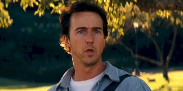 Edward Norton jako Bruce Banner, wyglądający na zaskoczonego w The Incredible Hulk