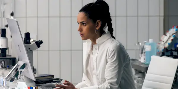 Jared Leto als Michael Morbius liegt in Morbius auf dem Boden
