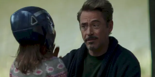 Tony Stark (Robert Downey Jr.) sa rozpráva s Morganom Starkom v Avengers: Endgame