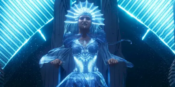 Karshon v kráľovskom modrom oblečení vo filme Aquaman a stratené kráľovstvo