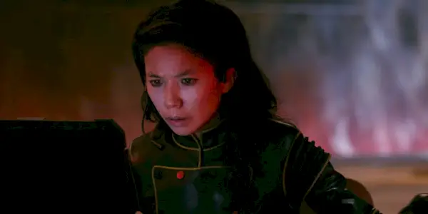 Stingray číta počítačový monitor vo filme Aquaman a stratené kráľovstvo