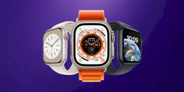 맞춤형 보라색 배경에 나란히 놓여 있는 Apple Watch Series 8, Ultra 및 SE 2