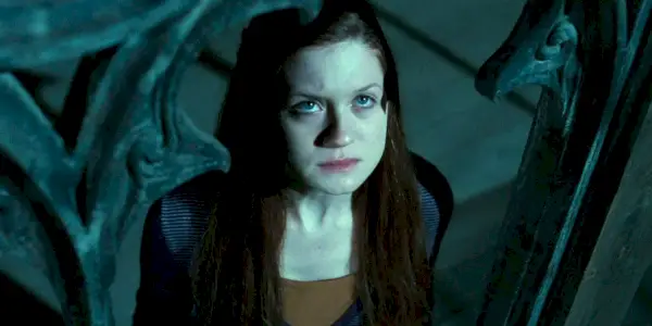 Ginny Weasley (Bonnie Wright) patrząca w niebo przerażona w Harrym Potterze i Insygniach Śmierci, część 2