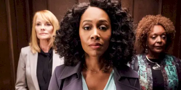 Lola (Simonw Missick) i en elevator i All Rise