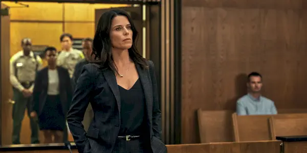 Neve Campbell ako McPherson na súde v The Lincoln Lawyer