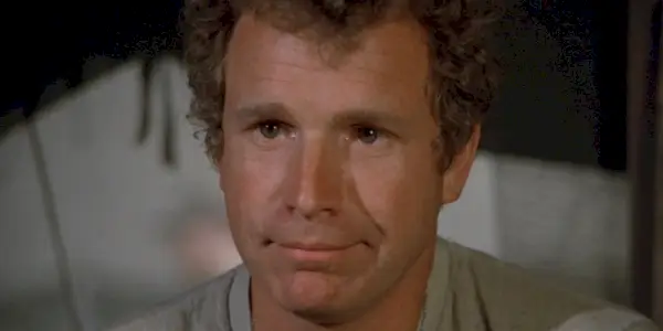 Trapper smutne pozerá na Hawkeye v MASH.