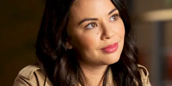 Mona sonriendo en Pretty Little Liars
