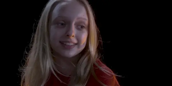 Bethany Young sonriendo en Pretty Little Liars