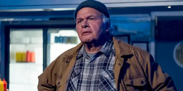 Dan hľadí dole na Harryho na Resident Alien