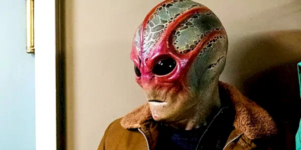 Alan Tudyk ako mimozemšťan Harry vo filme Resident Alien