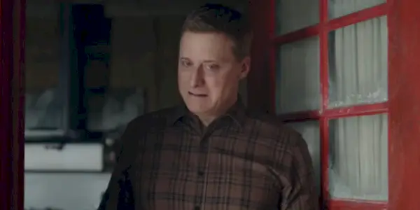 Alan Tudyk vyzerá podozrivo ako Harry vo filme Resident Alien