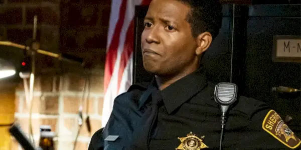 Corey Reynolds ako Mike vo filme Resident Alien vyzerá smutne