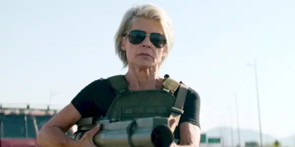 Linda Hamilton ako Sarah Connor s raketometom vo filme Terminator: Dark Fate