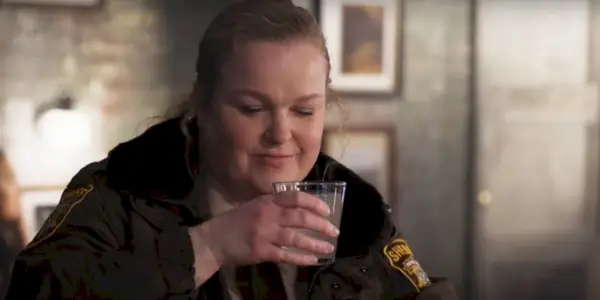 Elizabeth Bowen ako zástupkyňa Liv si vychutnáva drink v Resident Alien na SyFy