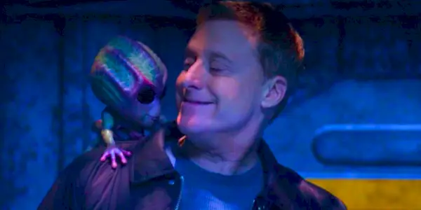 Alan Tudyk ako Harry vo filme Resident Alien sa usmieva na Bridget