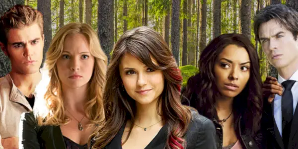 Una imagen de Stefan, Caroline, Elena, Bonnie y Damon parados en un bosque.