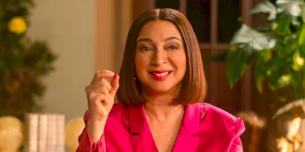 Maya Rudolph hält ein M&M in einem M&Ms-Werbespot