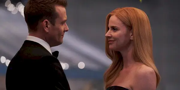 Boda de trajes de Harvey y Dana
