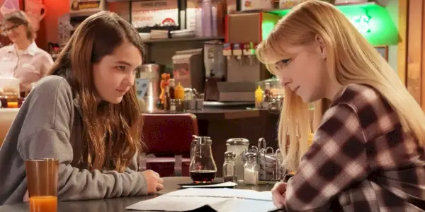 Missy und Paige sitzen in der sechsten Staffel von „Young Sheldon“ in einem Diner