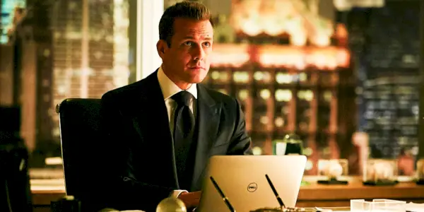 Gabriel Macht dans le rôle d'Harvey Spector assis devant un ordinateur dans Suits saison 6 épisode 6