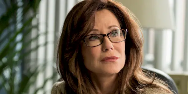 Sharon Raydor (Mary McDonnell) s okuliarmi vo filme Veľké zločiny