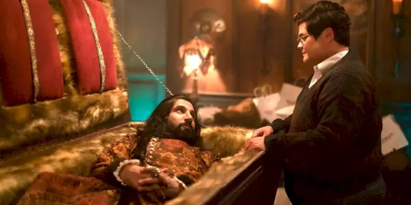 Guillermo prebúdza Kovaka v What We Do In The Shadows
