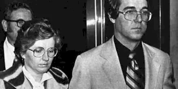 Die echten Allan Gore und Candy Montgomery verlassen den Gerichtssaal