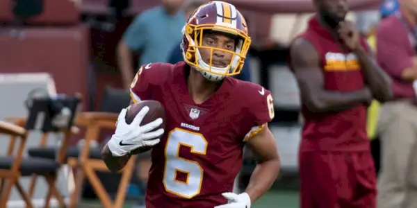 Last Chance U Allenzae Staggers holder en fotball