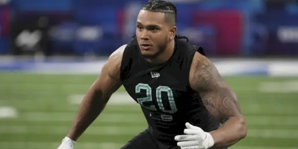 Jermaine Johnson løper i Last Chance U