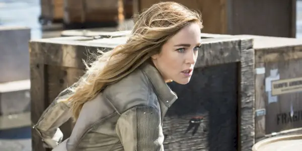 Caity Lotz als Sara Lance, die in Legends of Tomorrow in Deckung geht