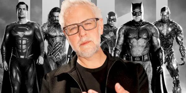James Gunn vor Mitgliedern der DCEU Justice League