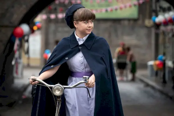 zavolajte pôrodnej asistentke Nancy corrigan v uniforme, ktorá kráča s bicyklom