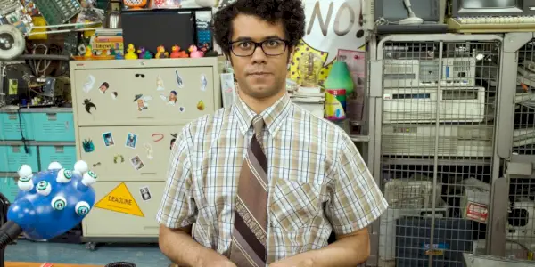 Richard Ayoade regarde fixement dans IT Crowd