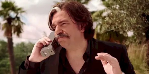 Matt Berry au téléphone dans Toast of London