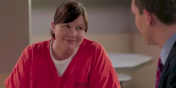 Pam Murphy regarde quelqu'un de côté dans Orange is the New Black