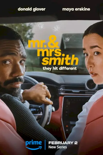 Poster zur TV-Show „Mr. und Mrs. Smith“, das Donald Glover und Maya Erskine zeigt, wie sie in einem Auto mit Einschusslöchern in der Windschutzscheibe rückwärts schauen