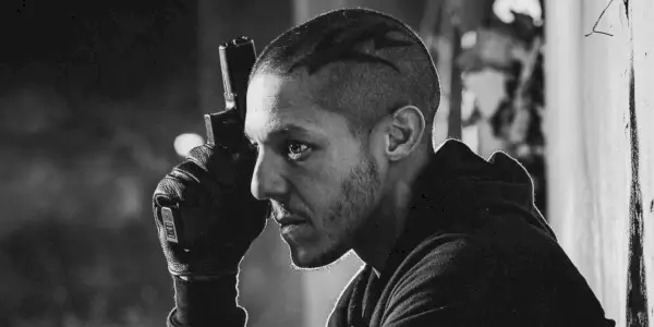 Uma foto em preto e branco de Juice segurando uma arma em Sons of Anarchy