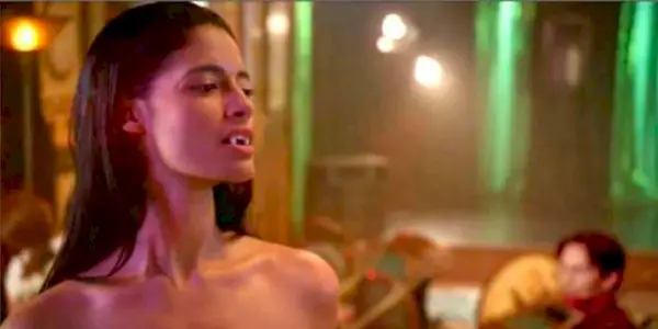 Lilith mostrando sus colmillos en True Blood