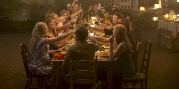 Personajes alrededor de una mesa en el final de True Blood