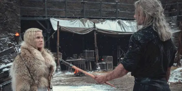 Freya Allan som Ciri og Henry Cavill som Geralt sammen i en gårdhave i The Witcher sæson 2