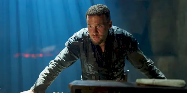 Iain De Caestecker jako Arthur w odcinku 3 Winter King