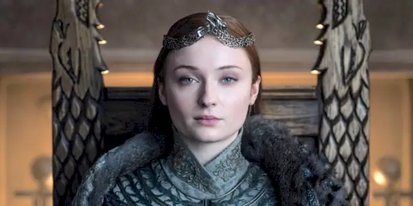Sansa Stark sitzt in Game of Thrones auf einem Thron mit Krone