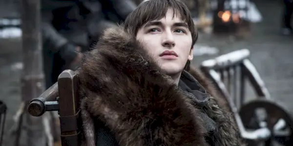 Bran sieht in seinem Rollstuhl in Game of Thrones ernst aus