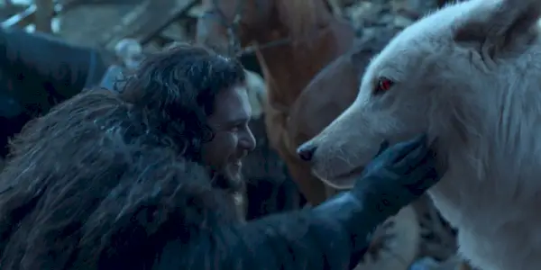 Jon Snow streichelt Ghost im Finale von Game of Thrones